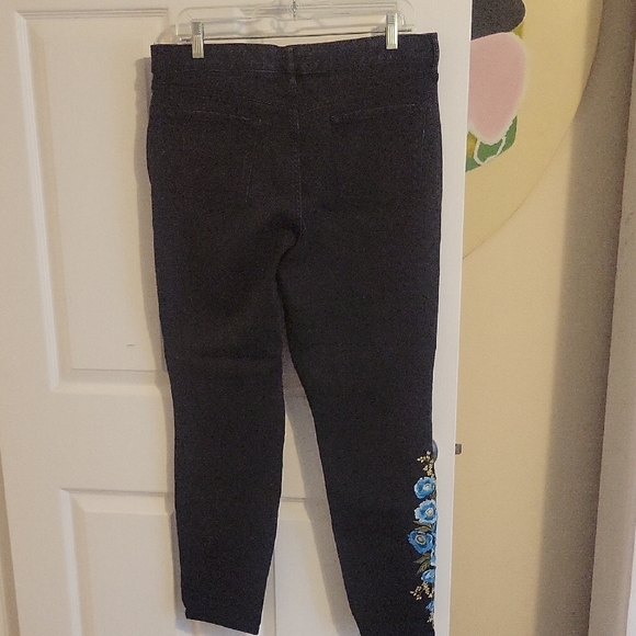Martha Stewart sz14 Blk denim Jeans with Blue and Gold Floral embroidered Design - Picture 4 of 5